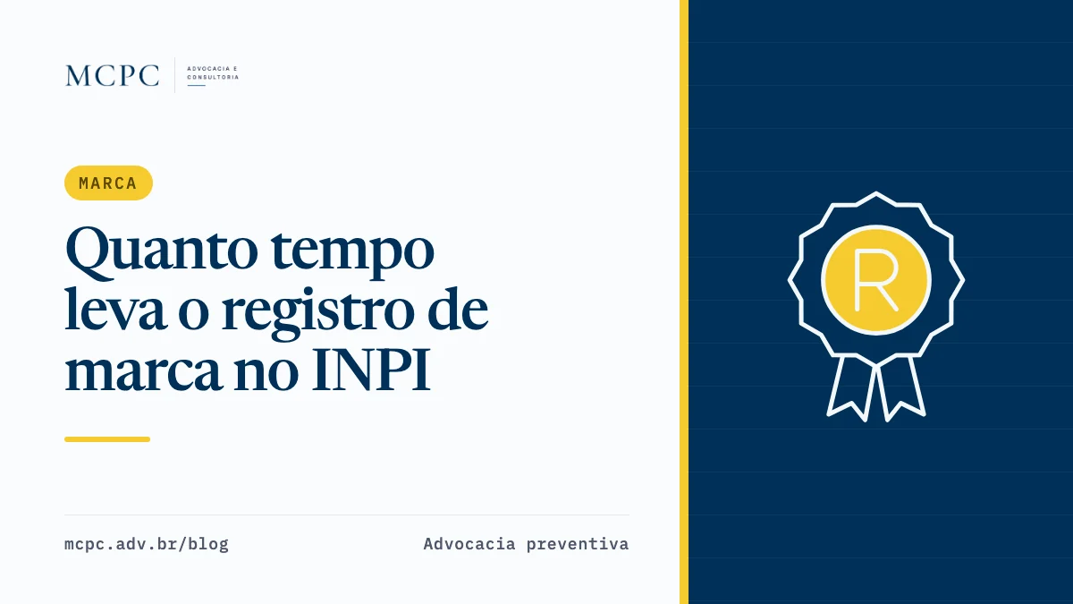 Capa com o título Quanto tempo leva o registro de marca no INPI, a etiqueta Marca e o desenho de um selo de marca registrada com o R em amarelo, sobre fundo azul-marinho